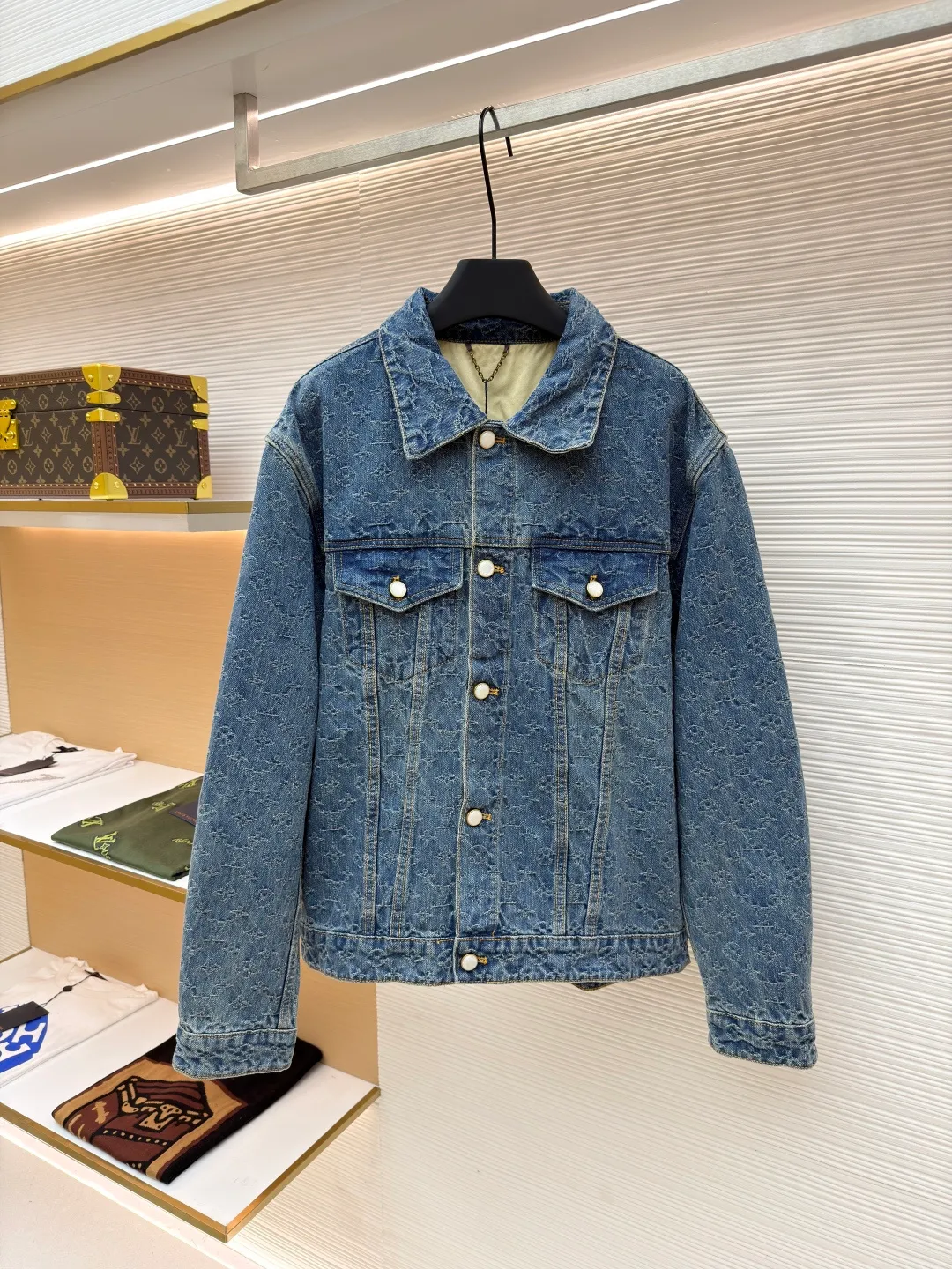 LOUIS VUITTON presbyopia jacquard denim jacket ●Original version: purchased and developed by 16989 ●Item number: 1680891- ●Material: denim fabric ●Technology: full-width jacquard production ●Version: fitted version ●Weight: about 995 grams ●Size: 46-48-50-52 ●Description: This skateboard denim jacket has an all-over contrasting Monogram jacquard texture, embellished with pearlescent buttons and pocket rivets, giving the casual skater silhouette a Dandy feel. Pair it with matching trousers for a trendy look, making it a perfect choice for every season. Monogram jacquard all over, Damier nubuck label at rear. The overall wiring is straight and delicate, the fabric is comfortable and soft, and the color is consistent without color difference. It can be matched with the same style to create a fashionable look and control various occasions. Customized accessories, complete with three standards, same style for men and women!